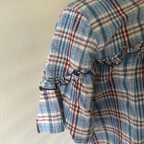 Shorter style top, very cute sleeves with ruffle detail, EUC - Picture 2 of 4